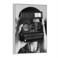 Obraz w ramie 80x120 - Mężczyzna za Aparatem - czarno białe zdjęcie, portret - rama biała