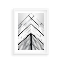 Plakat w ramie 50x70 - Elegancja Współczesnej Architektury: Wieżowiec w Monochromii - nowoczesna architektura, czarno biała fotografia - rama biała