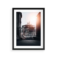 Plakat w ramie 30x40 - Światło Portowe - czarno białe zdjecie, uliczka w nadmorskim mieście - rama czarna