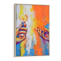 Obraz w ramie 80x120 - Refrakcje wewnętrznego światła - abstrakcyjne dzieło, dłoń trzyma żarówkę - rama drewno