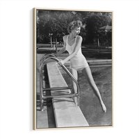 Obraz w ramie 80x120 - Retro Basen - retro zdjęcie, czarno białe - rama drewno