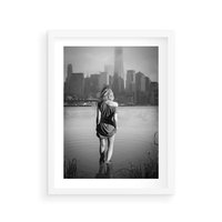 Plakat w ramie 50x70 - Kapiel w Mieście - czarno białe zdjęcie, kobieta wchodzi do wody - rama biała