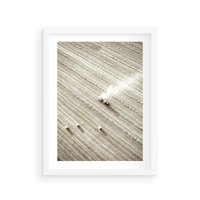 Plakat w ramie 30x40 - Pole i Żniwa na Malowniczym Zdjęciu - pole, traktor - rama biała