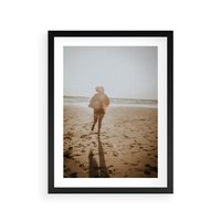 Plakat w ramie 50x70 - O Zachodzie Słońca - klimatyczna fotografia, postać biegnie po plaży - rama czarna