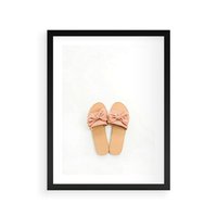 Plakat w ramie 50x70 - Minimalistyczna Moda: Klapki na Białym Tle - klapki, minimalizm - rama czarna