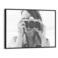 Obraz w ramie 70x50 - Zrób mi Zdjęcie - fotografia, kobieta z aparatem - rama czarna