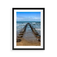 Plakat w ramie 50x70 - Falochron na brzegu morza - falochron, morze - rama czarna