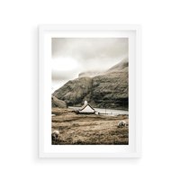 Plakat w ramie 30x40 - Kościół na Wzgórzu: Sepia Nostalgii - kościół w górach, na wzgórzu - rama biała