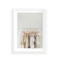 Plakat w ramie 30x40 - Elegancja Prostoty - ubrania, modowa fotografia - rama biała