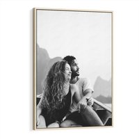 Obraz w ramie 80x120 - Księga mglistych marzeń - czarno biała fotografia, para zakochanych w łodzi - rama drewno