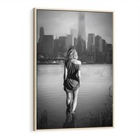 Obraz w ramie 70x100 - Kapiel w Mieście - czarno białe zdjęcie, kobieta wchodzi do wody - rama drewno