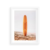 Plakat w ramie 50x70 - Deska w Piasku: Gotowa na Fale - plaża, pomarańczowa deska surfingowa wbita w piasek - rama biała
