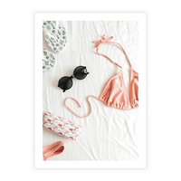Plakat bez ramy 30x40 - Letnia Elegancja na Plaży - kompozycja, elementy stroju na plażę