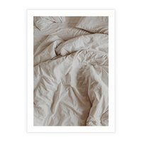 Plakat bez ramy 50x70 - Spokojna Noc - biała pościel, zdjęcie do sypialni