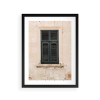 Plakat w ramie 40x50 - Urok Starego Okna z Zielonymi Okiennicami - stare okno, kamienica - rama czarna