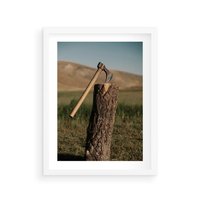 Plakat w ramie 30x40 - Lasowa siła w drewnie - las, siekiera - rama biała