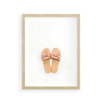 Plakat w ramie 50x70 - Minimalistyczna Moda: Klapki na Białym Tle - klapki, minimalizm - rama drewno