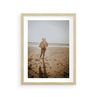 Plakat w ramie 40x50 - O Zachodzie Słońca - klimatyczna fotografia, postać biegnie po plaży - rama drewno
