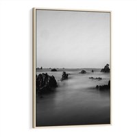 Obraz w ramie 70x100 - Harmonia świateł i cieni - zamglona dzika plaża, skały na plaży - rama drewno