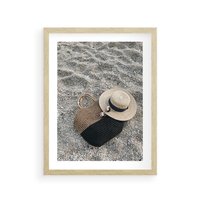 Plakat w ramie 50x70 - Plażowe Przygotowania - torba plażowa, kapelusz - rama drewno