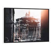 Obraz w ramie 100x70 - Światło Portowe - czarno białe zdjecie, uliczka w nadmorskim mieście - rama czarna