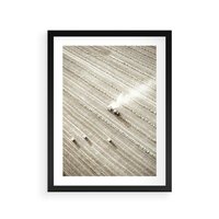 Plakat w ramie 50x70 - Pole i Żniwa na Malowniczym Zdjęciu - pole, traktor - rama czarna