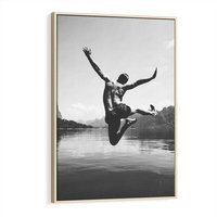 Obraz w ramie 80x120 - Beztroska Chwila - czarno biała fotografia, mężczyzna wesoło wskakuje do keziora w górach - rama drewno