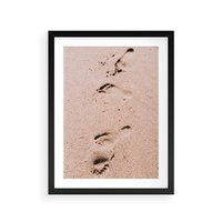 Plakat w ramie 50x70 - Ślady na Piasku - piasek, plaża - rama czarna