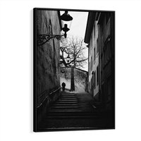 Obraz w ramie 70x100 - Ukryta Uliczka - czarno białe zdjęcie, schody - rama czarna