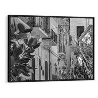 Obraz w ramie 100x70 - Nadmorska Uliczka - czarno białe zdjecie, uliczka w nadmorskim mieście - rama czarna