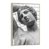 Obraz w ramie 50x70 - Zaklęta w Kamieniu - antyczna rzeźba kobiety na fotografii, czarno biała - rama drewno