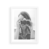 Plakat w ramie 50x70 - Zrób mi Zdjęcie - fotografia, kobieta z aparatem - rama biała