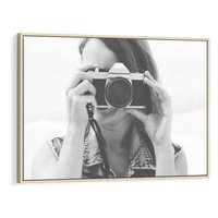 Obraz w ramie 100x70 - Zrób mi Zdjęcie - fotografia, kobieta z aparatem - rama drewno