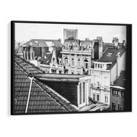 Obraz w ramie 70x50 - Miasto w Retro Odsłonie - fotografia czarno biała, ujęcie na dachy wielkiego miasta - rama czarna
