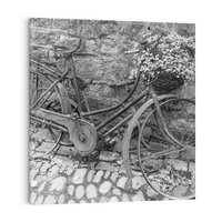 Obraz na płótnie 40x40 - Zapomniany Urok - czarno biała fotografia, stary rower oparty o mur