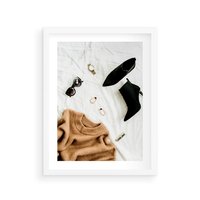 Plakat w ramie 30x40 - Styl i Klasyka - modowa fotografia, sweter - rama biała