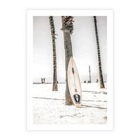 Plakat bez ramy 21x30 - Plażowy Relaks - deska surfingowa, oparta o palmę