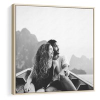 Obraz w ramie 80x80 - Księga mglistych marzeń - czarno biała fotografia, para zakochanych w łodzi - rama drewno