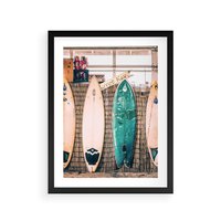 Plakat w ramie 50x70 - Deski Surfingowe w Pionie - deski surfingowe, ustawione pionowo - rama czarna