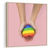 Obraz w ramie 50x50 - Miłość na Dłoniach - zdjęcie, dłonie trzymają ulepione tęczowe serce - rama drewno