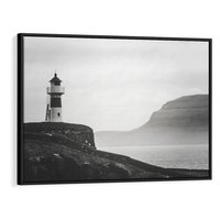 Obraz w ramie 70x50 - Melancholia Północy - czarnobiała fotografia, nadmorska latarnia na klifie - rama czarna