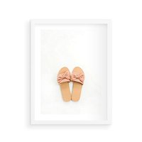 Plakat w ramie 30x40 - Minimalistyczna Moda: Klapki na Białym Tle - klapki, minimalizm - rama biała