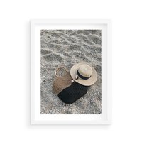 Plakat w ramie 30x40 - Plażowe Przygotowania - torba plażowa, kapelusz - rama biała