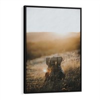 Obraz w ramie 50x70 - Podróżniczy bukiet na łące - plecak, podróż - rama czarna