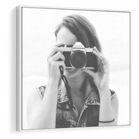 Obraz w ramie 80x80 - Zrób mi Zdjęcie - fotografia, kobieta z aparatem - rama biała