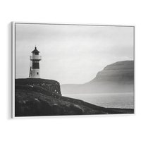 Obraz w ramie 120x80 - Melancholia Północy - czarnobiała fotografia, nadmorska latarnia na klifie - rama biała