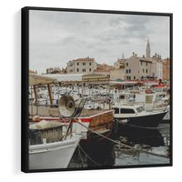 Obraz w ramie 50x50 - Malowniczy Krajobraz Morski - morze, łódki - rama czarna