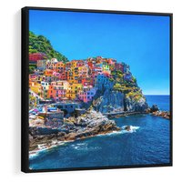 Obraz w ramie 50x50 - Barwne Wybrzeże - nadmorskie miasto na klifie, kolorowe tęczowe budynki - rama czarna