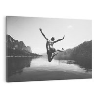 Obraz na płótnie 120x80 - Beztroska Chwila - czarno biała fotografia, mężczyzna wesoło wskakuje do keziora w górach