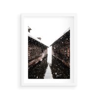 Plakat w ramie 30x40 - Spadający Śnieg - domek górski, w zimie - rama biała